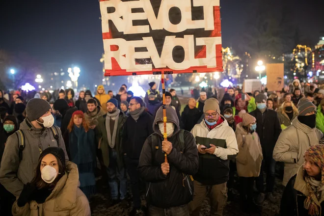 V Beogradu so bile razmere tako kritične, da so šli ljudje na ulice. Foto Reuters