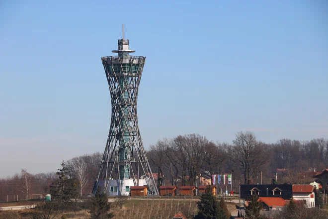 Stolp Vinarium nad Lendavo je kljub začetnim pomislekom v petih letih postal prvovrstna turistična atrakcija. FOTO: Jože Pojbič