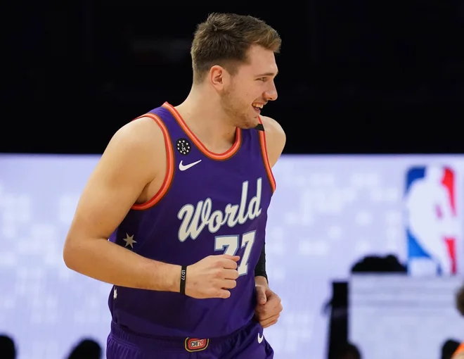 Pred tem je na dobrodelnem dogodku spoznal nekdanjega predsednika ZDA Baracka Obamo, ki ga je pohvalil in mu dal nekaj košarkarskih nasvetov. FOTO: Kyle Terada/Usa Today Sports