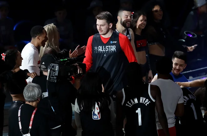 Luka Dončić, ki bo 28. februarja praznoval 21. rojstni dan, si bo delil slačilnico s člani prve peterke. FOTO: Jonathan Daniel/Afp