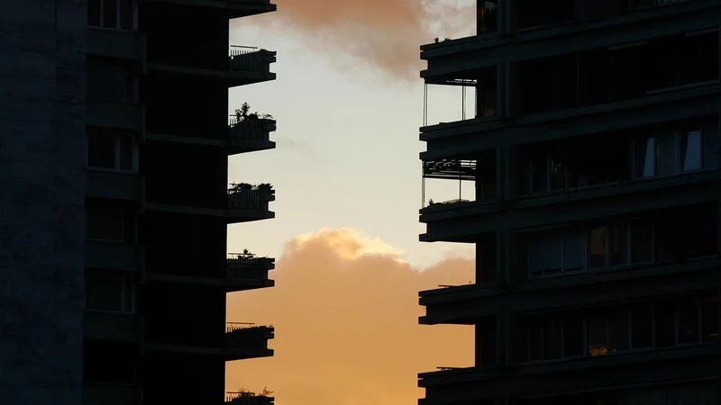 Fotografija: Upravniki tega ne bi smeli dodatno zaračunavati, saj je to trenutno osnovna storitev upravljanja, opozarjajo na Inštitutu za študije stanovanj in prostora. Foto: Blaž Samec