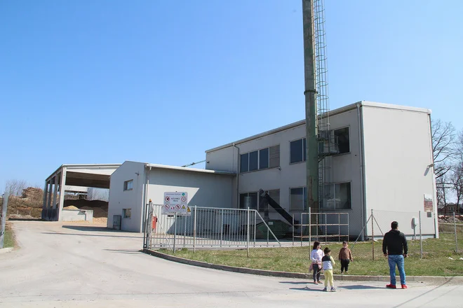 Sedanjo kotlovnico na lesno biomaso, ki ogreva kočevski daljnovod, bi zamenjala sežigalnica odpadkov. Foto Simona Fajfar