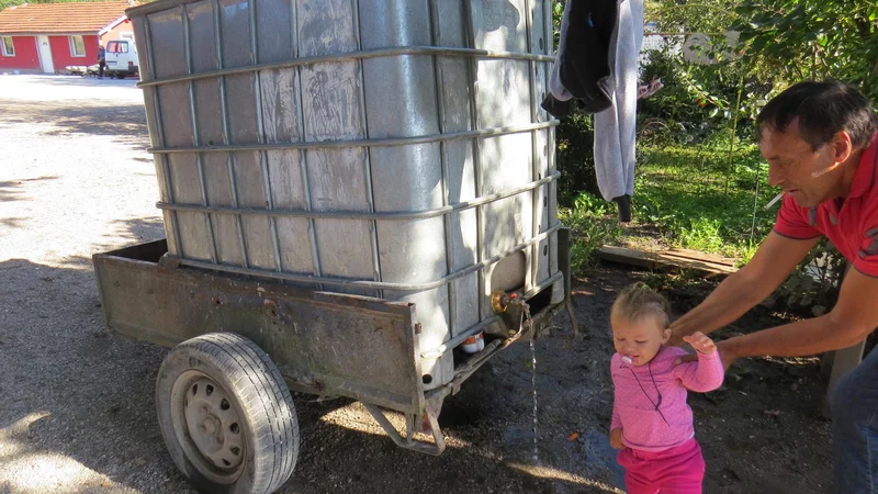 Fotografija: Nekoč bo morda tudi Romom v Goriči vasi v ribniški občini pritekla voda iz pip v hišah. FOTO: Bojan Rajšek/Delo