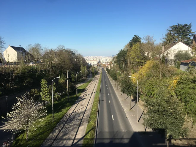 Paula Cecilia Qualizza živi na obrobju Pariza, v mirnejši soseski, v veliki hiši, a brez sostanovalcev. A pogled na to cesto je običajno povsem drugačen. FOTO: Osebni arhiv