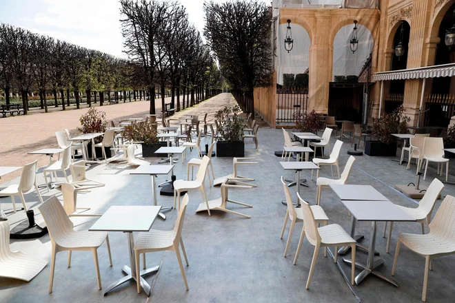 Središče Pariza je popolnoma opustelo. Tudi kultne kavarne. FOTO: AFP<br />