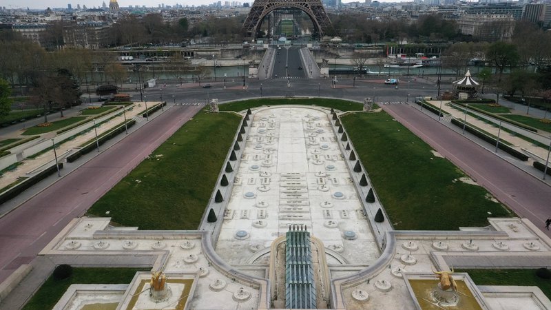 Fotografija: V Parizu v teh dneh prevladuje filmski občutek – kot da si igralec v filmu in so za snemanje scene izpraznili mesto. FOTO: Reuters
 