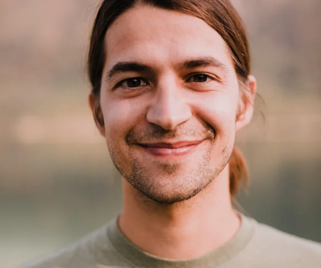 Dr. Gregor Posnjak je pravkar prejel nagrado zlati znak IJS za doktorsko delo o zapletenih tridimenzionalnih vektorskih strukturah, ki se ob določenih pogojih pojavijo v kapljicah kiralnih nematskih tekočih kristalov. Zaposlen je na&nbsp;Ludwig-Maximilianovi univerzi v Münchnu, dela na fakulteti za fiziko, v skupini za mehko kondenzirano snov. Foto Katja Jemec