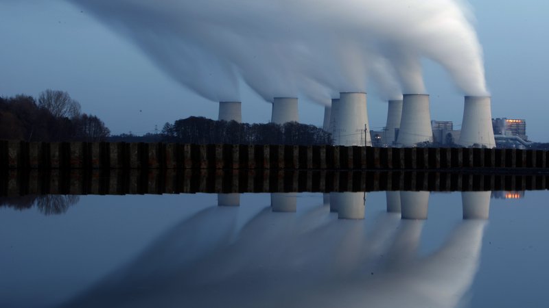 Fotografija: Termoelektrarna na lignit v bližini Cottbusa na vzhodu Nemčije. FOTO: Pawel Kopczynski/Reuters 
