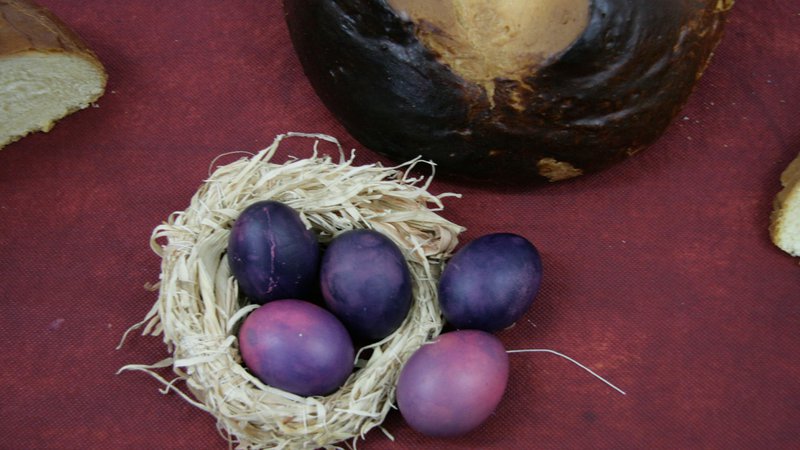 Fotografija: Slovenec v povprečju porabi 181 jajc na leto. FOTO:  Jože Pojbič/Delo