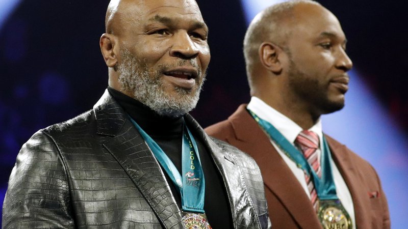 Fotografija: Mike Tyson (levo) je skupaj z nekdanjim tekmecem Lennoxom Lewisom pred slabima dvema mesecema v Las Vegasu prejel posebno priznanje združenja WBC. FOTO: Reuters