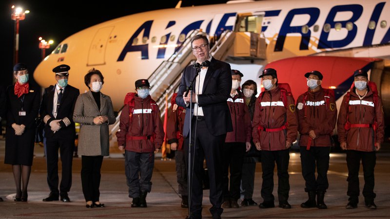 Fotografija: Srbski predsednik Aleksandar Vučić med sprejemom kitajskih strokovnjakov za boj proti virusu marca na beograjskem letališču. Foto: Reuters