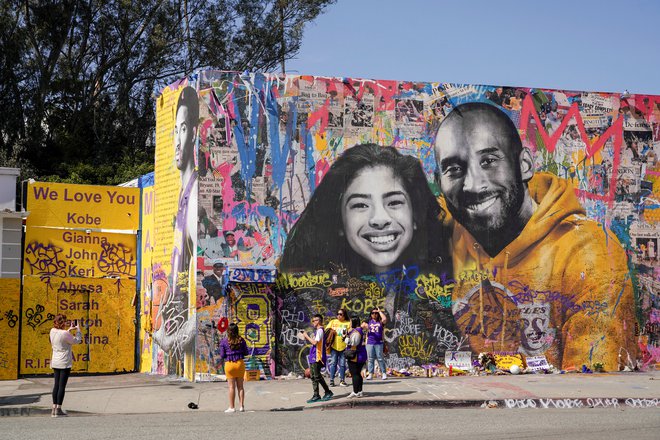 V Staples Centru v Los Angelesu so se navijači poklonili spominu na Kobeja Bryanta ib njegovo hčerko Gianno. FOTO: Reuters