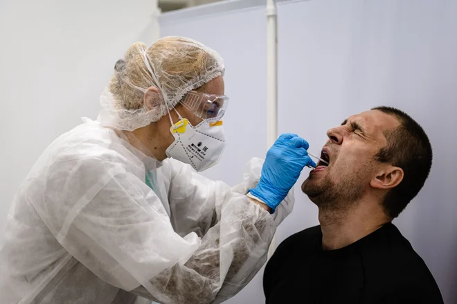 V Rusiji so doslej okužbo potrdili pri 272.043 ljudeh. FOTO: Afp