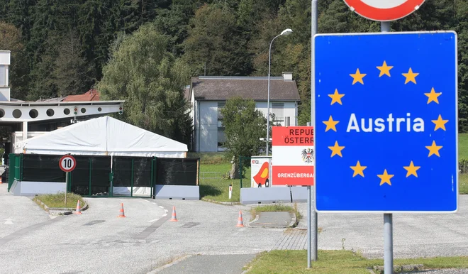 Holmec, mejni prehod z Republiko Avstrijo sameva. FOTO: Tadej Regent