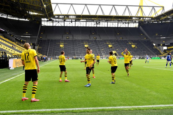 Korona veselje nogometašev Dortmunda. Takšni prizori bodo po novem zaznamovali veselje po doseženem golu. FOTO: Reuters