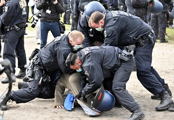 V protestih proti omejitvam zaradi epidemije novega koronavirusa v več nemških mestih je morala posredovati policija.  FOTO: Tobias Schwarz/Afp