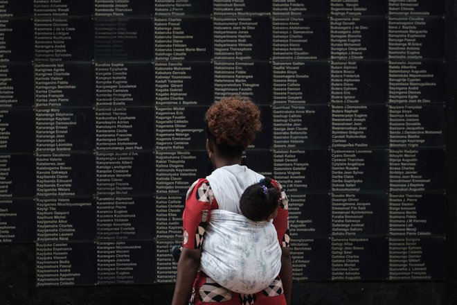 Imena ubitih v genocidu so izpisana na spomeniku v Kigaliju. FOTO: Yasuyoshi Chiba/AFP