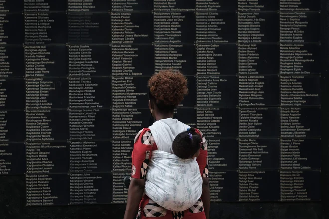 Imena ubitih v genocidu so izpisana na spomeniku v Kigaliju. FOTO: Yasuyoshi Chiba/AFP