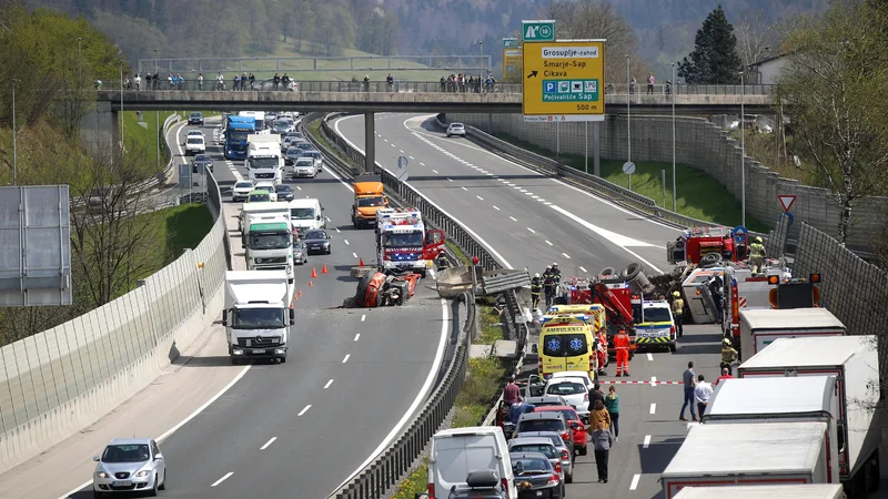 Fotografija: Aprila letos je na naših cestah, ki so bile skoraj prazne, umrlo sedem ljudi, aprila leto prej pa deset. FOTO: Matej Družnik