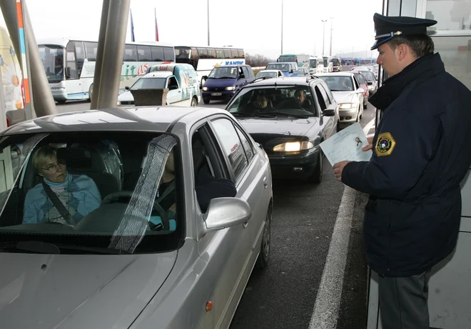 Potniki morajo pokazati ustrezno dokumentacijo. FOTO: Igor Zaplatil