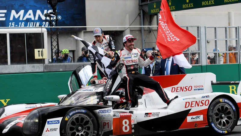 Fotografija: Fernando Alonso (desno) po zmagi na dirki 24 ur Le Mansa. FOTO: AFP