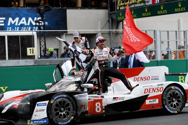 Fernando Alonso (desno) po zmagi na dirki 24 ur Le Mansa. FOTO: AFP