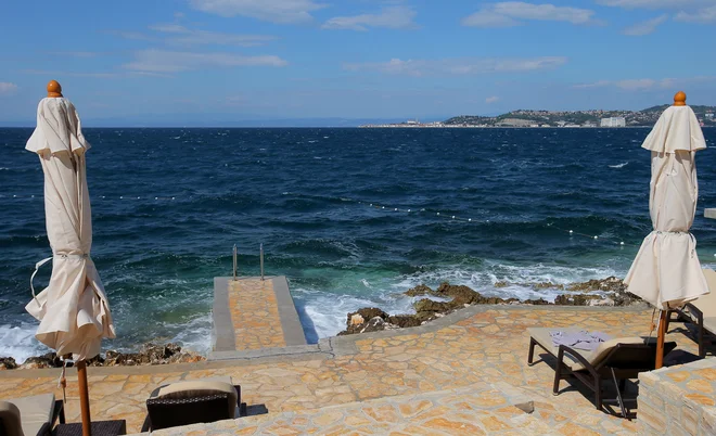 Plaža hotela Kempinski v Savudriji še sameva. FOTO: Jože Suhadolnik