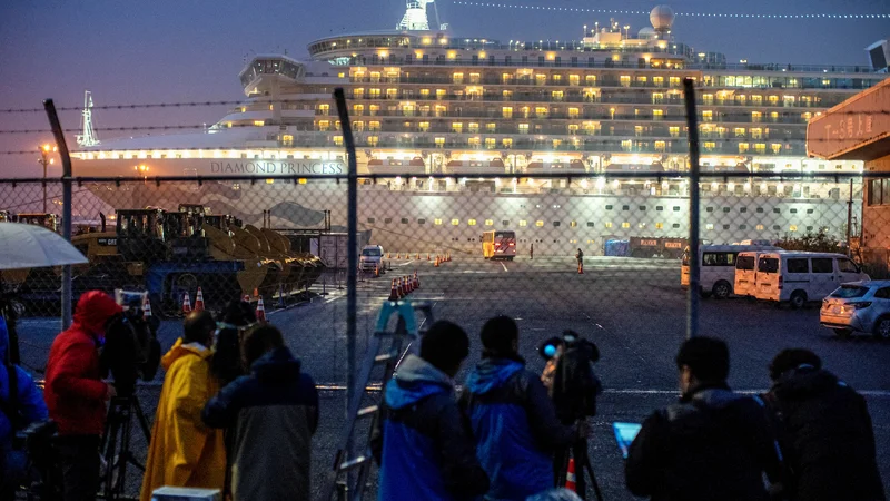 Fotografija: Izbruh novega koronavirusa je križarko Diamond Princess čez noč spremenil v svojevrsten zapor na morju, pričakovanja potnikov in posadke so se sprevrgla v čakanje v kabinah na »križarjenju«, ki ni več vodilo nikamor. FOTO: Athit Perawongmetha/Reuters