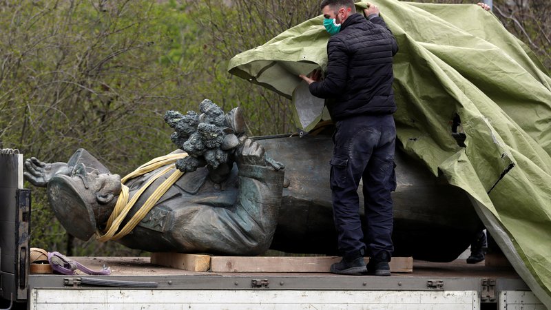 Fotografija: Bo mož, ki je dal v šestem praškem okrožju odstraniti kip sovjetskega maršala Ivana Konjeva, kaznovan tako, da ga bodo zastrupili? FOTO: Reuters