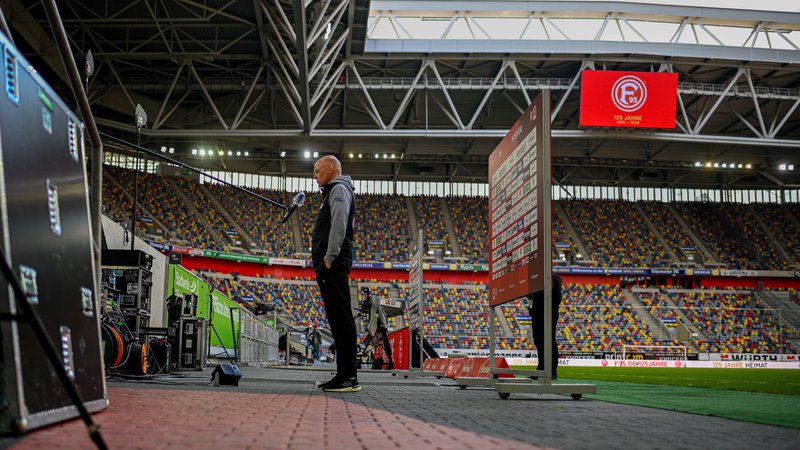 Fotografija: Trener Fortune, Uwe Roesler, je moral upoštevati socialno razdaljo tudi med televizijskim intervjujem po tekmi. FOTO: AFP
