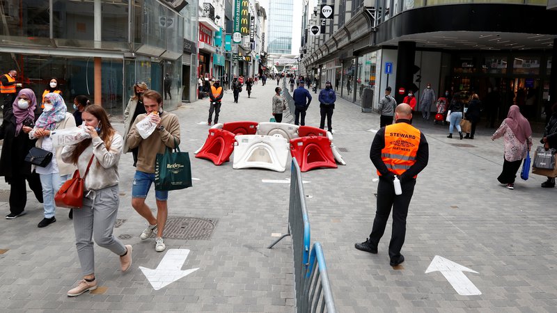 Fotografija: Na glavni nakupovalni ulici Rue Neuve so na križišča s prečnimi ulicami so postavili »otočke« za delovanje bruseljskega patenta – krožišča za pešce. FOTO: Reuters
