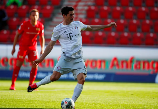 Robert Lewandowski je z 11 m dosegel prvi gol za Bayern po nadaljevanju sezone. FOTO: Reuters