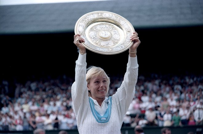 Martina Navratilova po enem od zmagoslavij v njej tako ljubem Wimbledonu. FOTO: Reuters