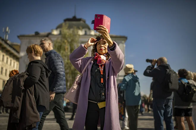 Tujih turistov v Ljubljano še ne bo tako kmalu, domači pa lahko gremo na izlet. FOTO: Voranc Vogel