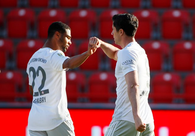 Tako sta se veselila gola v zadnji včerajšnji tekmi Bayernova aduta Robert Lewandowski (desno) in Serge Gnabry. FOTO: Reuters
