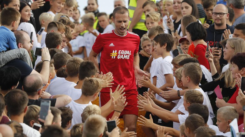 Fotografija: Zvezdniki so prihajali na igrišče neposredno s tribune, obdani z najmlajšimi, kot takole Aleksander Čeferin.