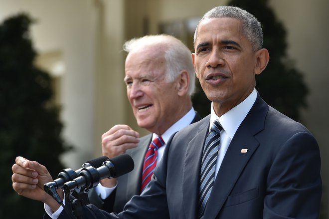 Arhivska fotografija Baracka Obame in Joeja Bidna iz leta 2016. FOTO: Nicholas Kamm/AFP