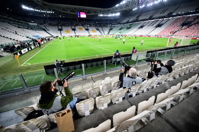 Zadnje kolo pred prekinitivjo so v Italiji že igrali pred praznimi tribunami. FOTO: Reuters