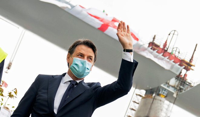 Predsednik vlade Giuseppe Conte še ni vlil preveč optimizma italijanskim klubom. FOTO: Reuters
