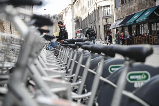 Na NIJZ upravljavcem sistemov samoposrežne izposoje koles, kakršen je v Ljubljani Bicikelj, priporočajo, naj na postaje namestijo razkužilnike in navodila za razkuževanje rok. FOTO: Uroš Hočevar/Delo