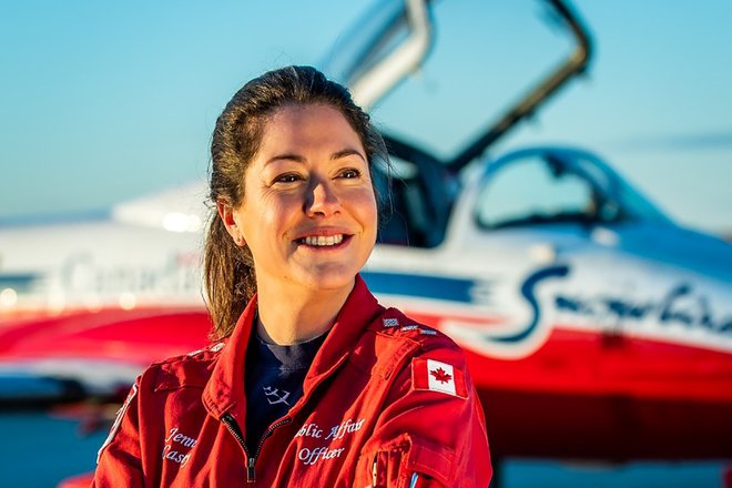 Ponesrečena pilotka Jennifer Casey je bila članica akrobatske letalske skupine kanadskega vojnega letalstva Snowbirds. FOTO: Handout/Reuters