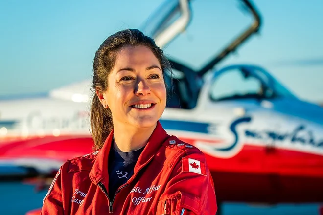 Ponesrečena pilotka Jennifer Casey je bila članica akrobatske letalske skupine kanadskega vojnega letalstva Snowbirds. FOTO: Handout/Reuters