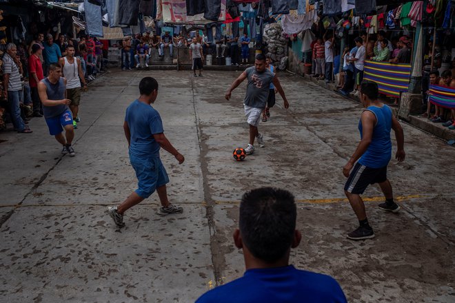 Tudi brez nogometa ne gre. FOTO: Adrees Latif/Reuters