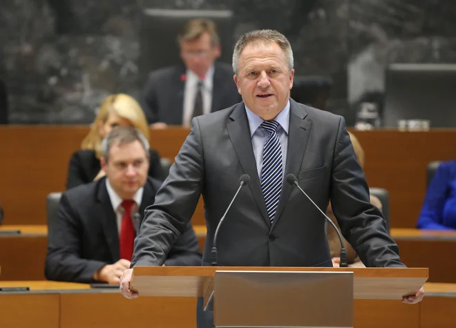 Zdravko Počivalšek je besedo židan uporabil v komentarju dogajanja. Židan je tudi priimek poslanca, ki je prestopil v poslansko skupino SD in priimek predsednika stranke SD.&nbsp;<br />
FOTO: Igor Zaplatil/ Delo
