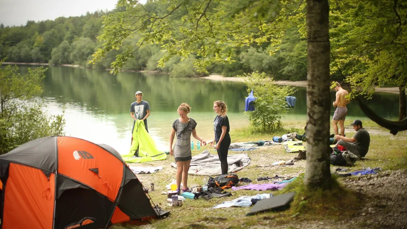 V Kampu Zlatorog v Bohinju so bili do zdaj odvisni predvsem od tujih gostov. Kakšna bo letošnja sezona, si ne upajo napovedovati. Foto Jure Eržen