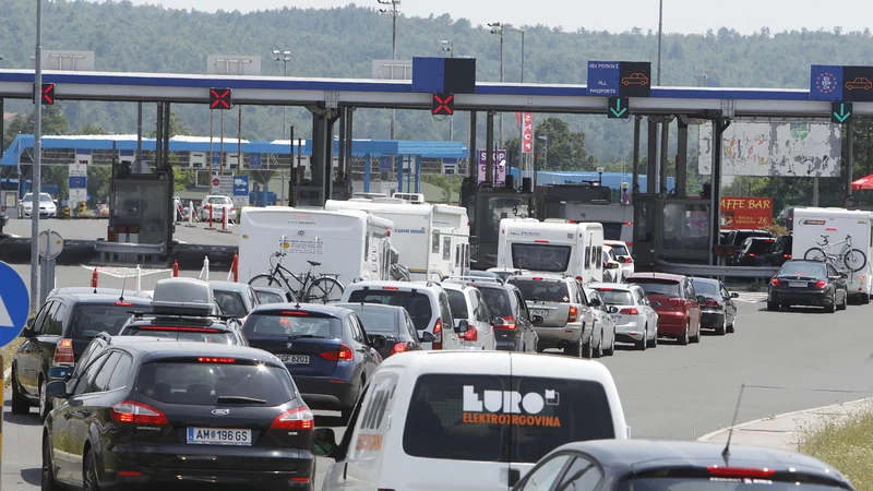 Fotografija: Kakor hitro je bila uradno sproščena večja svoboda gibanja, so naši sodržavljani navalili na južno mejo in pred njo čakali več ur. Foto Leon Vidic (Fotografija je simbolična.)