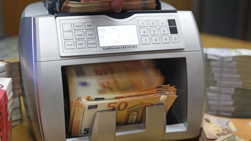 Fotografija: Delničarji družb so se v zadnjih letih konjunkture navadili, da se je z rastjo dobička debelil tudi delež, namenjen za izplačilo dividend.
Foto Leon Vidic