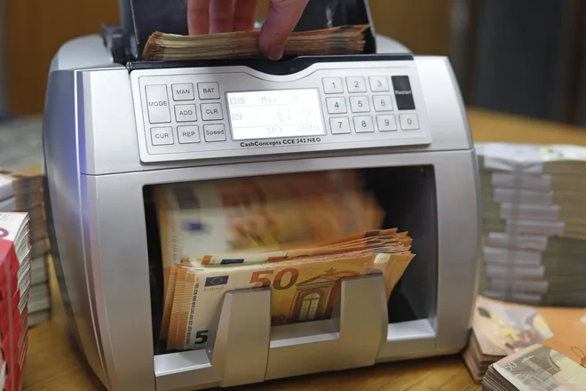Delničarji družb so se v zadnjih letih konjunkture navadili, da se je z rastjo dobička debelil tudi delež, namenjen za izplačilo dividend.<br />
Foto Leon Vidic