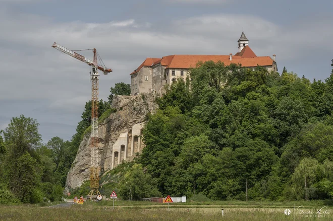 &raquo;Skalno pečino pod gradom Borl zdaj varujejo sidrane mreže in betonski slopi.&laquo; FOTO: Sandi Kelc