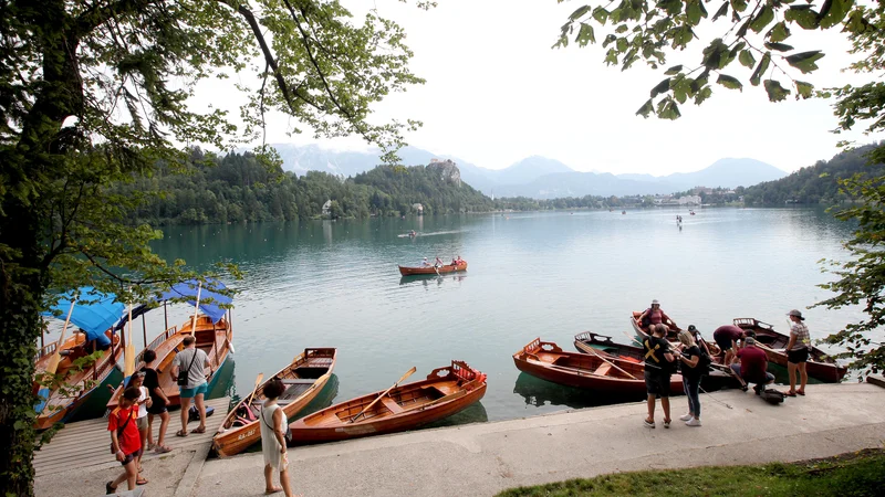 Fotografija: Turistični vavčerji po 400 evrov za vsakega prebivalca in temeljni državljanski dohodek, bi po mnenju LMŠ vplivali na večjo potrošnjo. Foto Mavric Pivk/delo